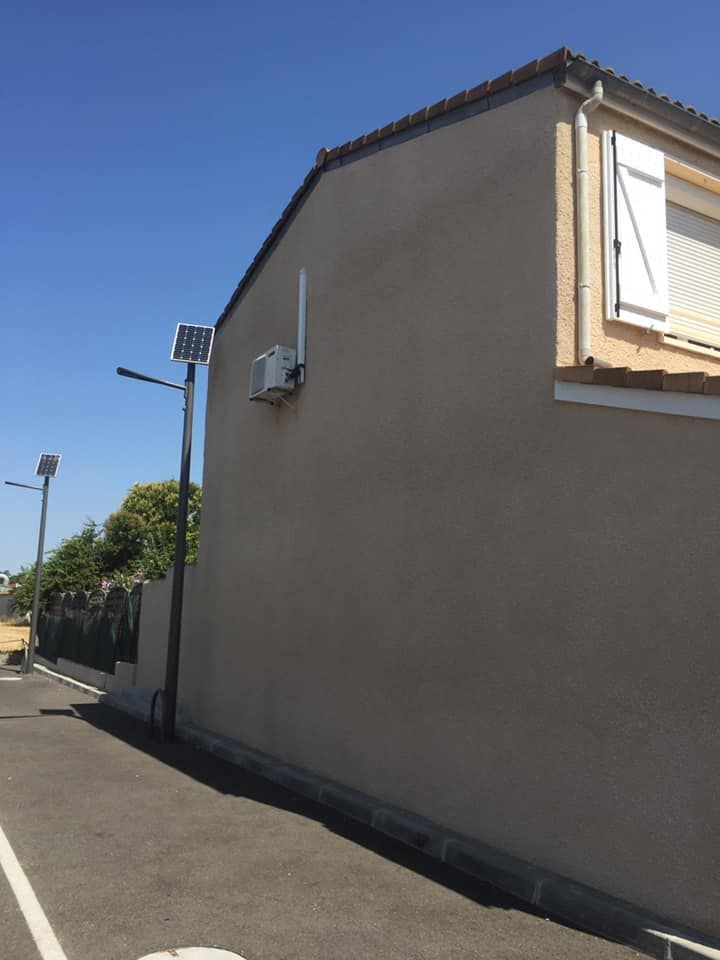 Pompe à chaleur en hauteur sur une maison