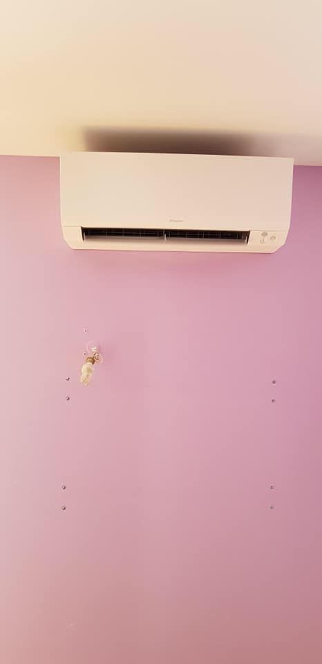 Climatisation sur un mur rose