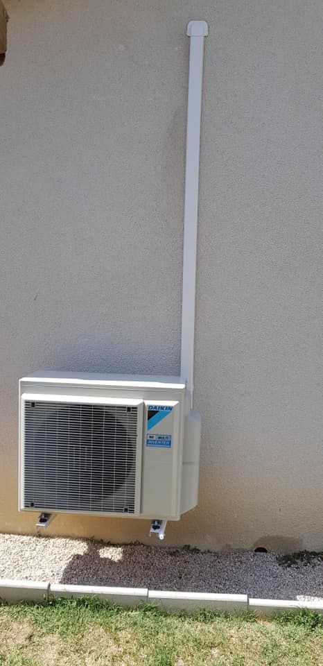 Pompe à chaleur sur un mur extérieur gris