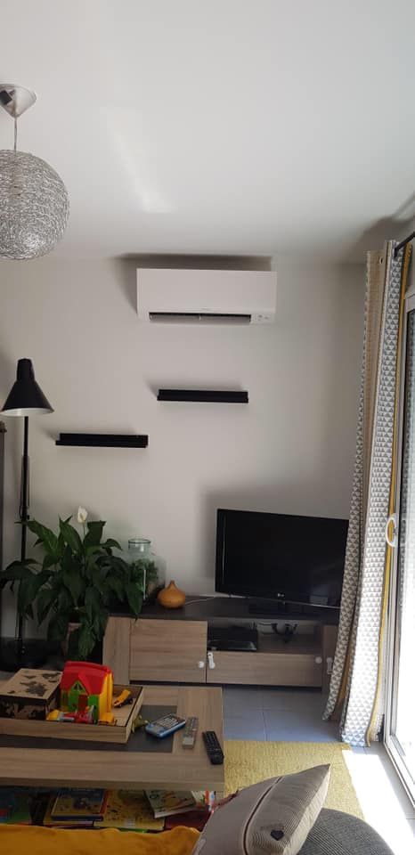 Climatisation au dessus d'étagères noires