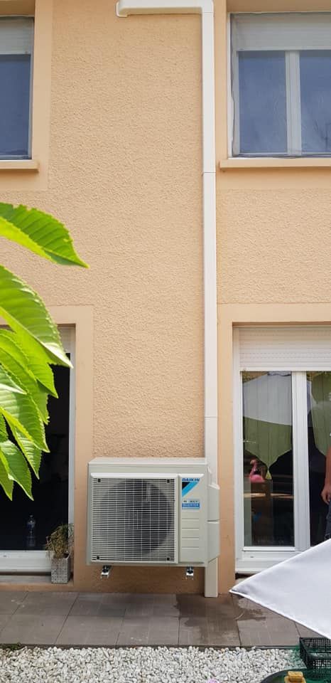 Pompe à chaleur Daikin sur un mur beige