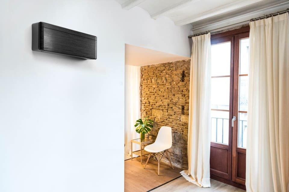 Climatisation à boitier noir dans une pièce de vie