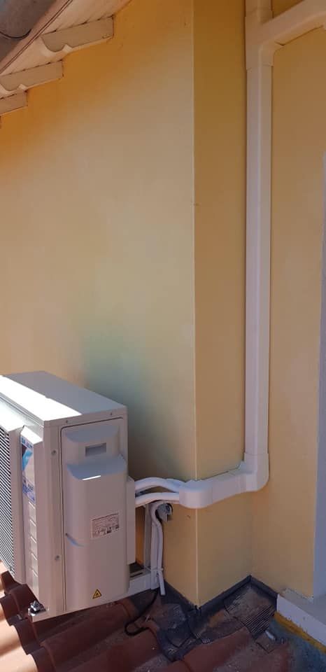 Pompe à chaleur au niveau d'un angle d'une maison