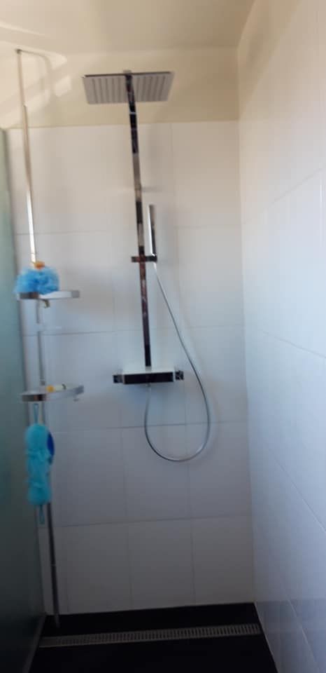 Cabine de douche avec carrelage blanc