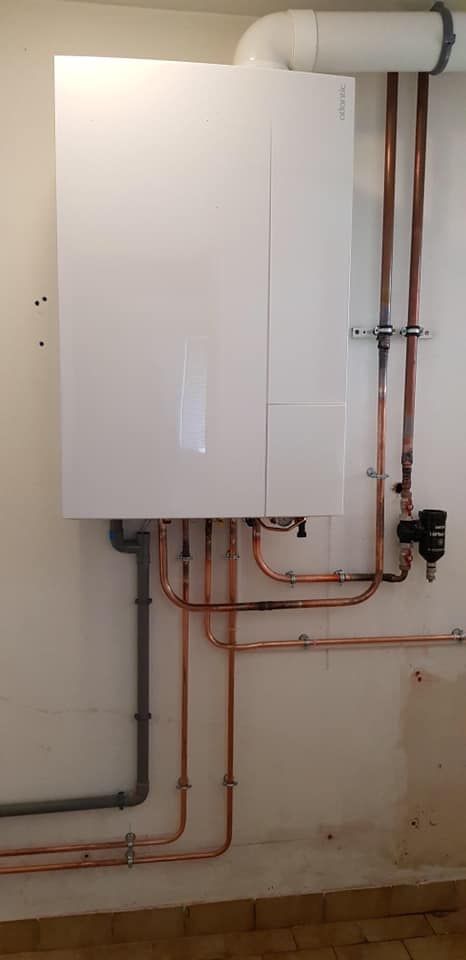 Chaudière blanche sur mur blanc