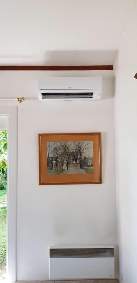 Climatisation au-dessus d'un cadre avec une photo