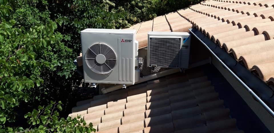 Pompe à chaleur sur un toit à hauteur d'arbre