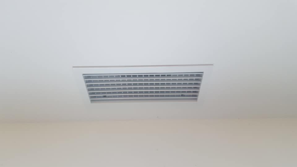 Bouche de ventilation sur un plafond