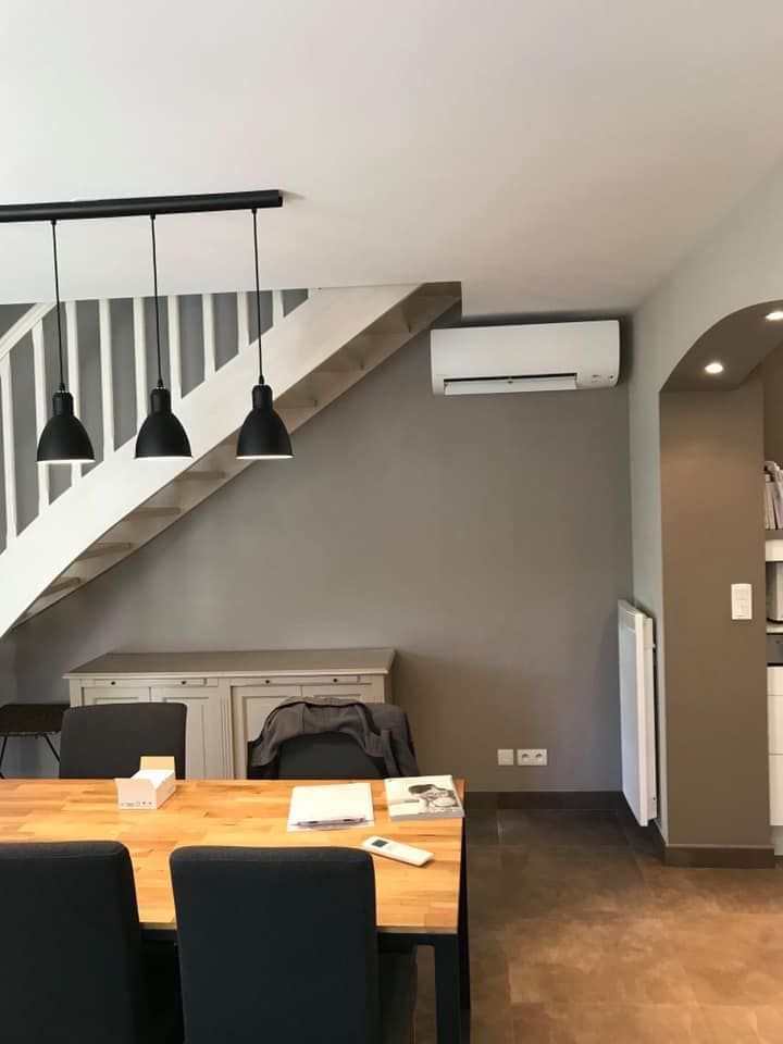 Climatisation dans l'angle d'une pièce de vie aux murs marron