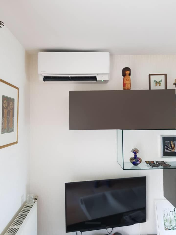 Climatisation dans une pièce de vie aux murs blancs