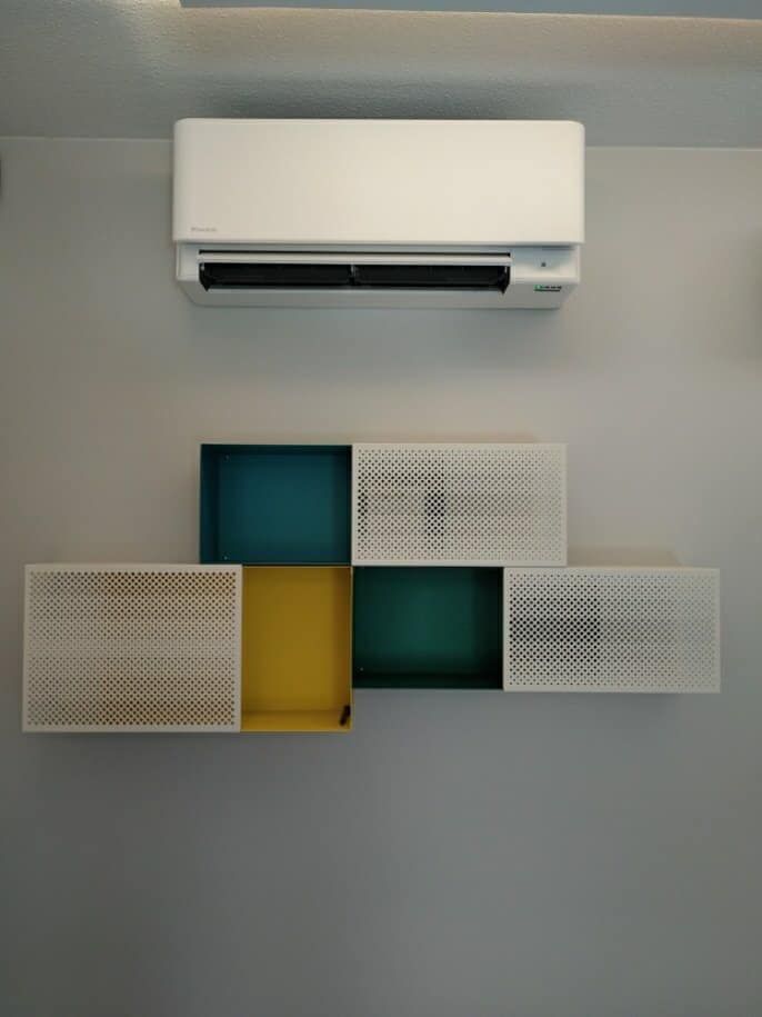 Climatisation au dessus de cases servant d'étagères