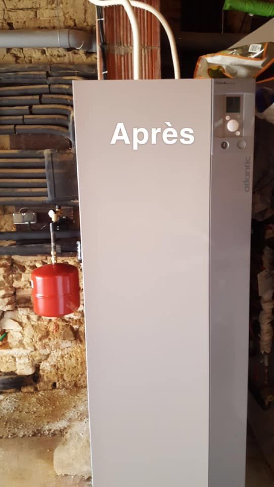 Chaudière blanche et grise avec ballon d'eau rouge