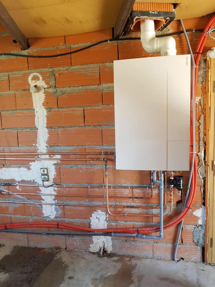 Mur en brique avec une chaudière