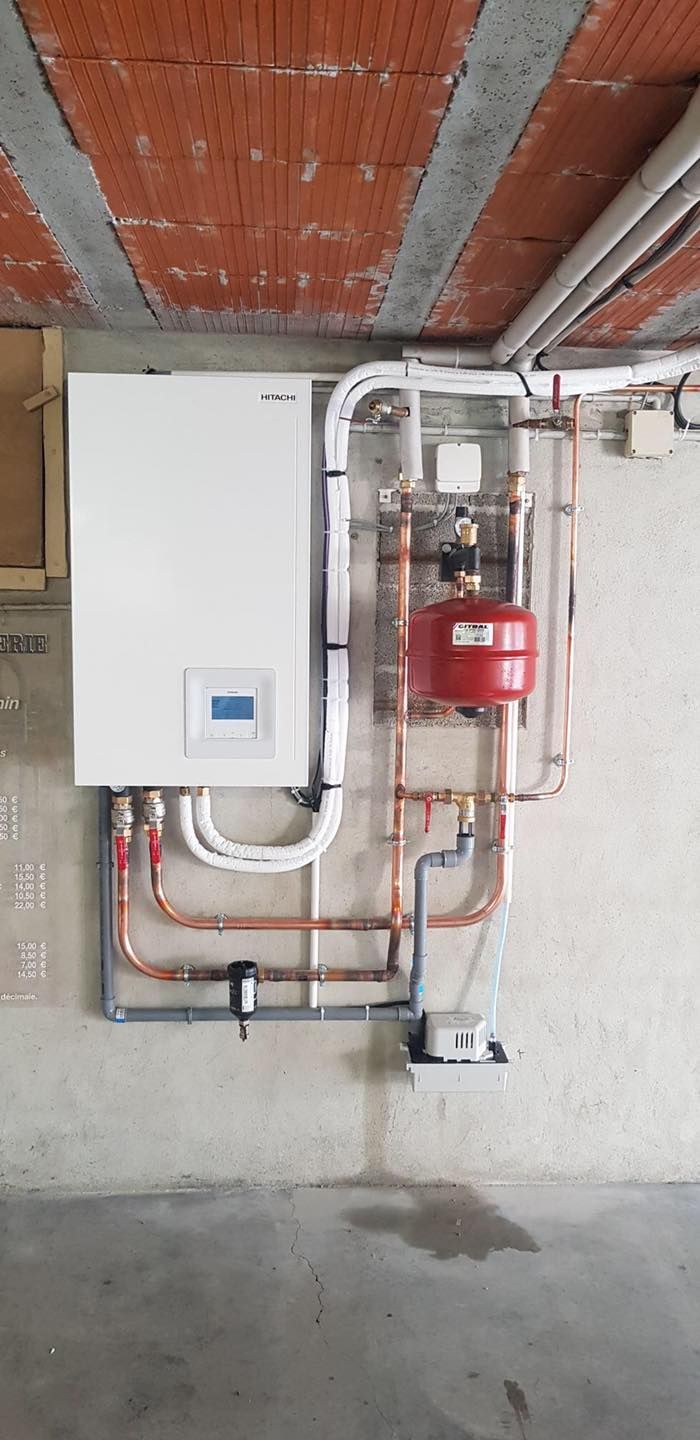 Chaudière blanche et ballon d'eau chaude rouge