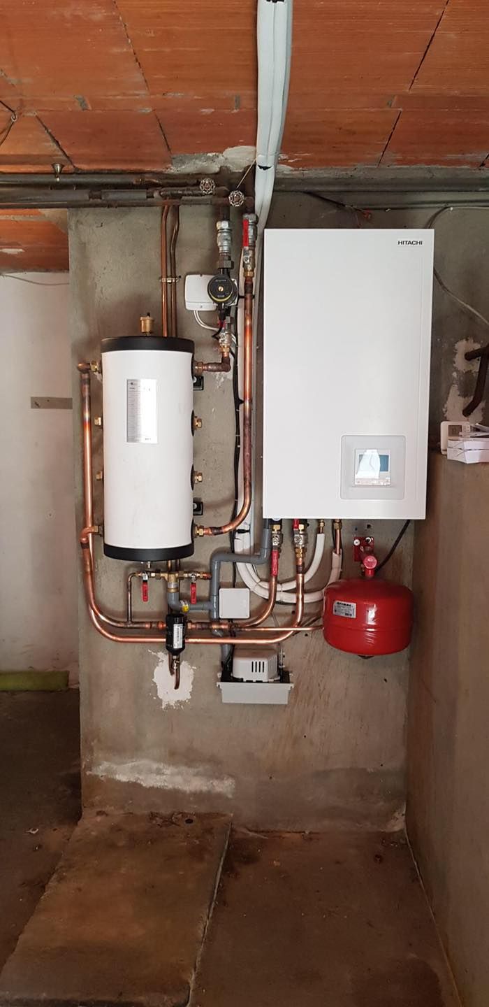 Chaudière avec ballon d'eau blanc dans un petit espace