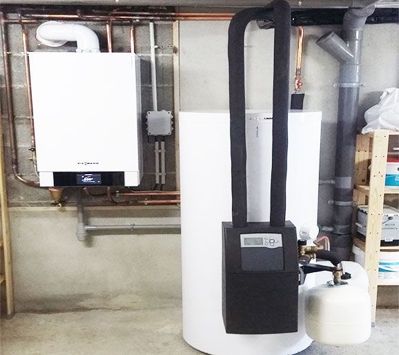 Chaudière moderne avec ballon d'eau blanc