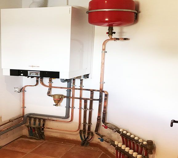 Chaudière avec des tuyaux reliés aux canalisations