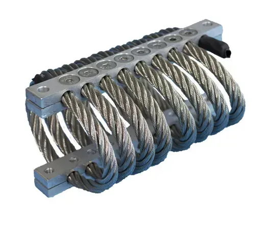 Un montón de cables de acero inoxidable están conectados entre sí sobre un fondo blanco.