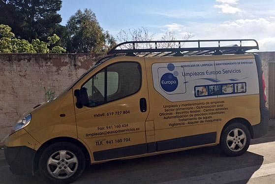 Una camioneta amarilla está estacionada al costado de la carretera.