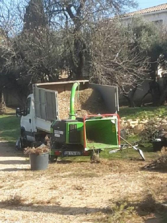 Camion remorque avec des copeaux de bois