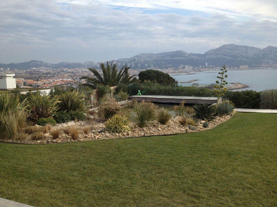 Jardin aménagé avec vue sur la mer 