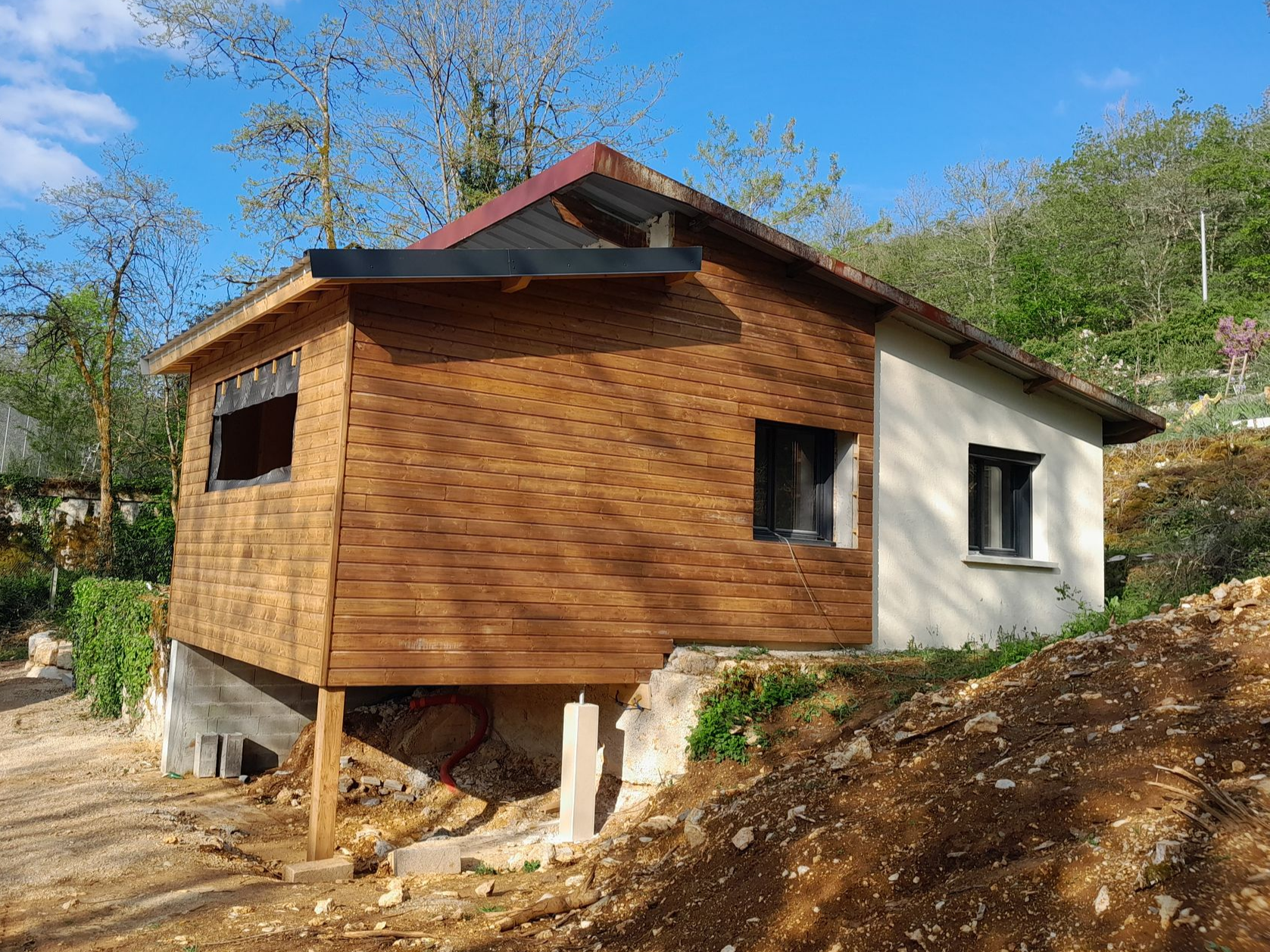 Ahgrandissement d'une maison avec un bardage en bois.