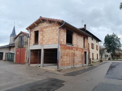 Maison en briques en cours de construction.