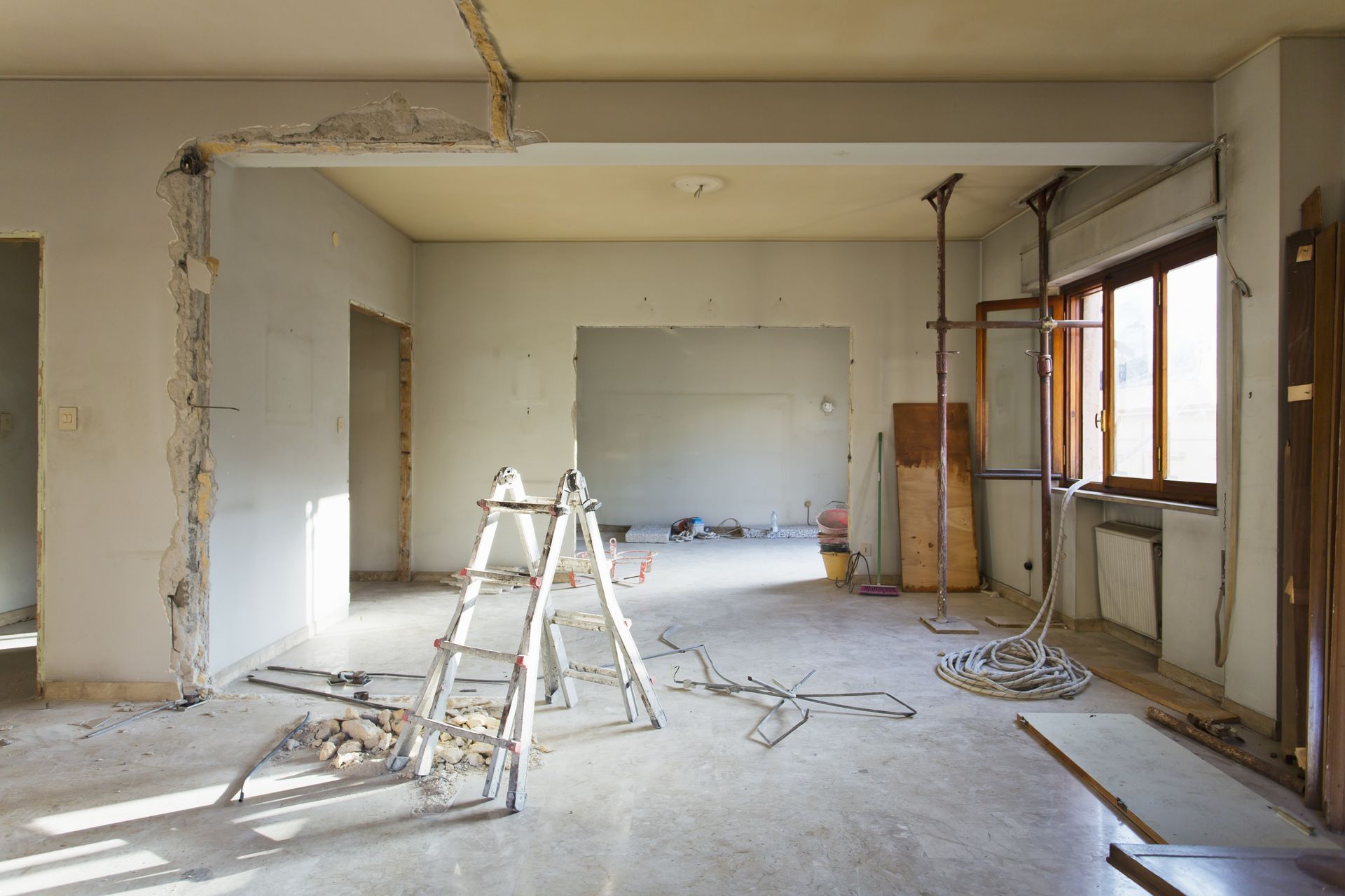 Intérieur d'une pièce avec des murs ouverts.