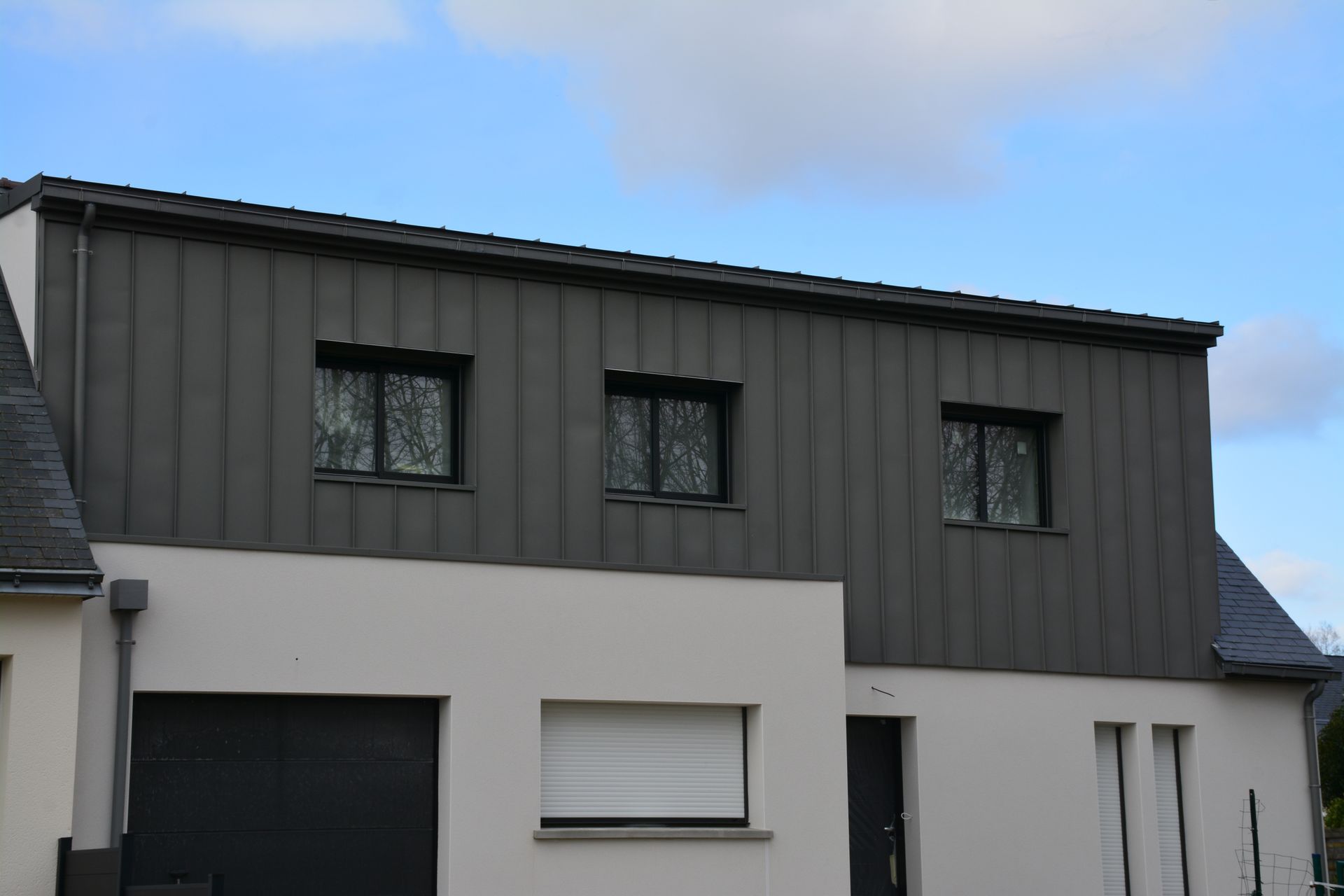 Une maison avec un étage surélevé.