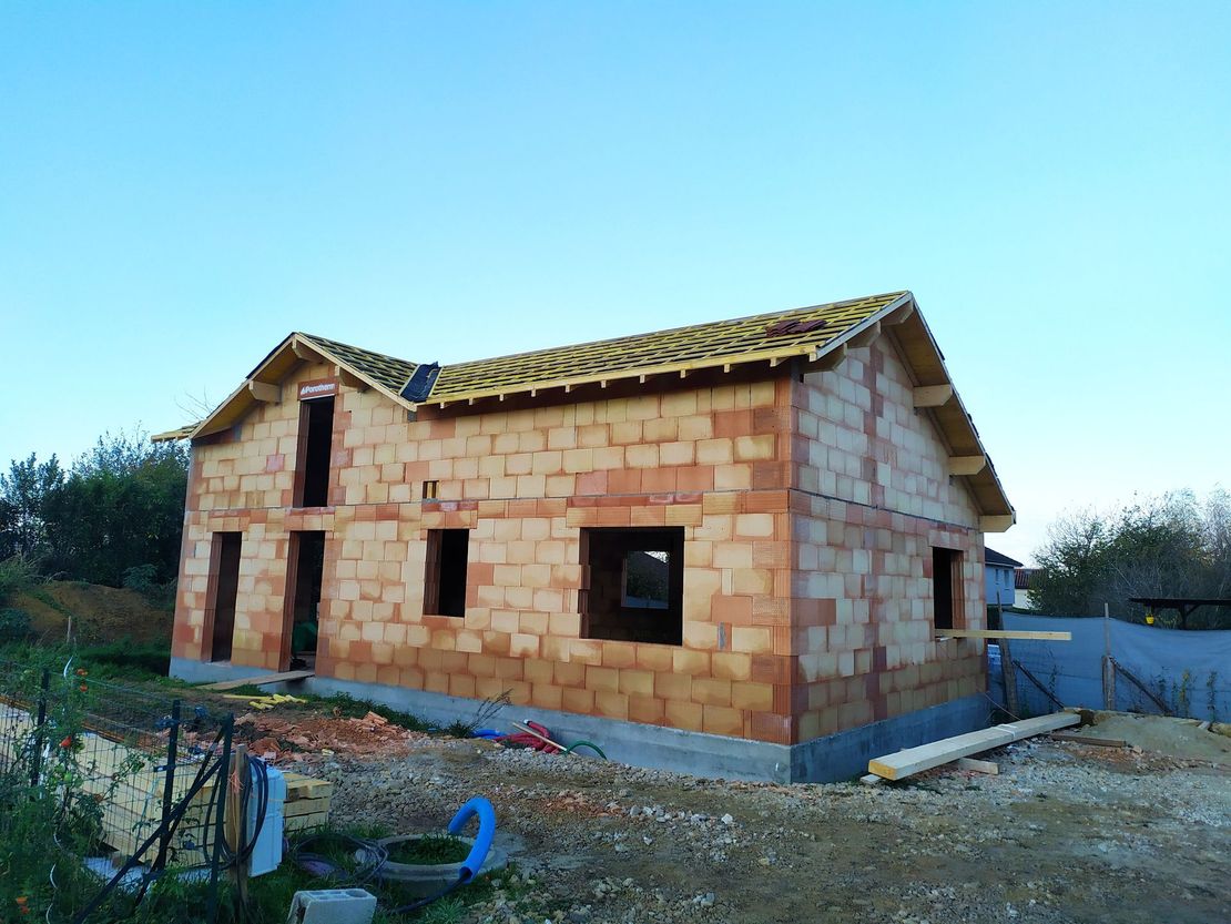 Chantier d'une maison en cours de construction.