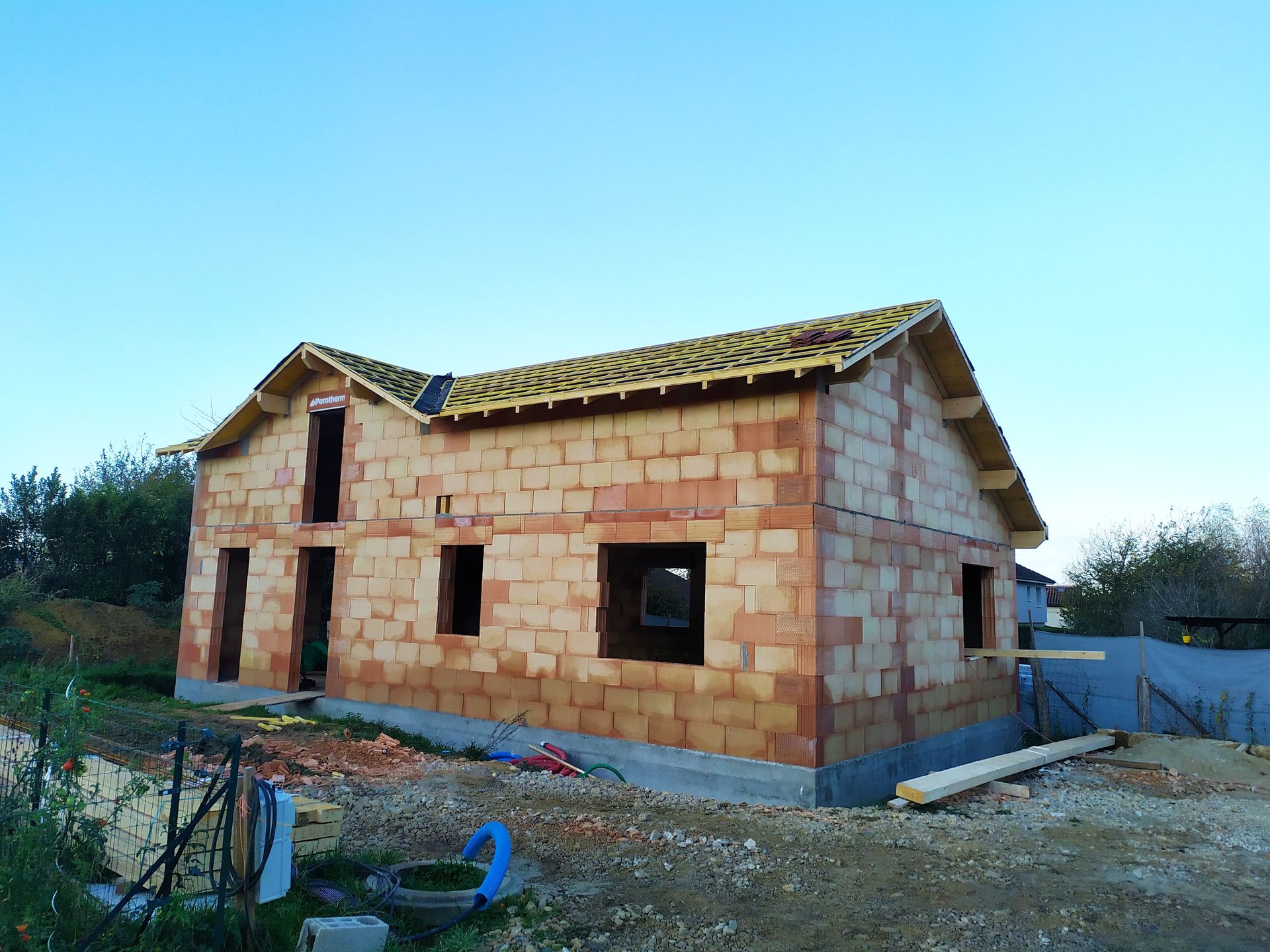 Chantier d'une maison en cours de construction.