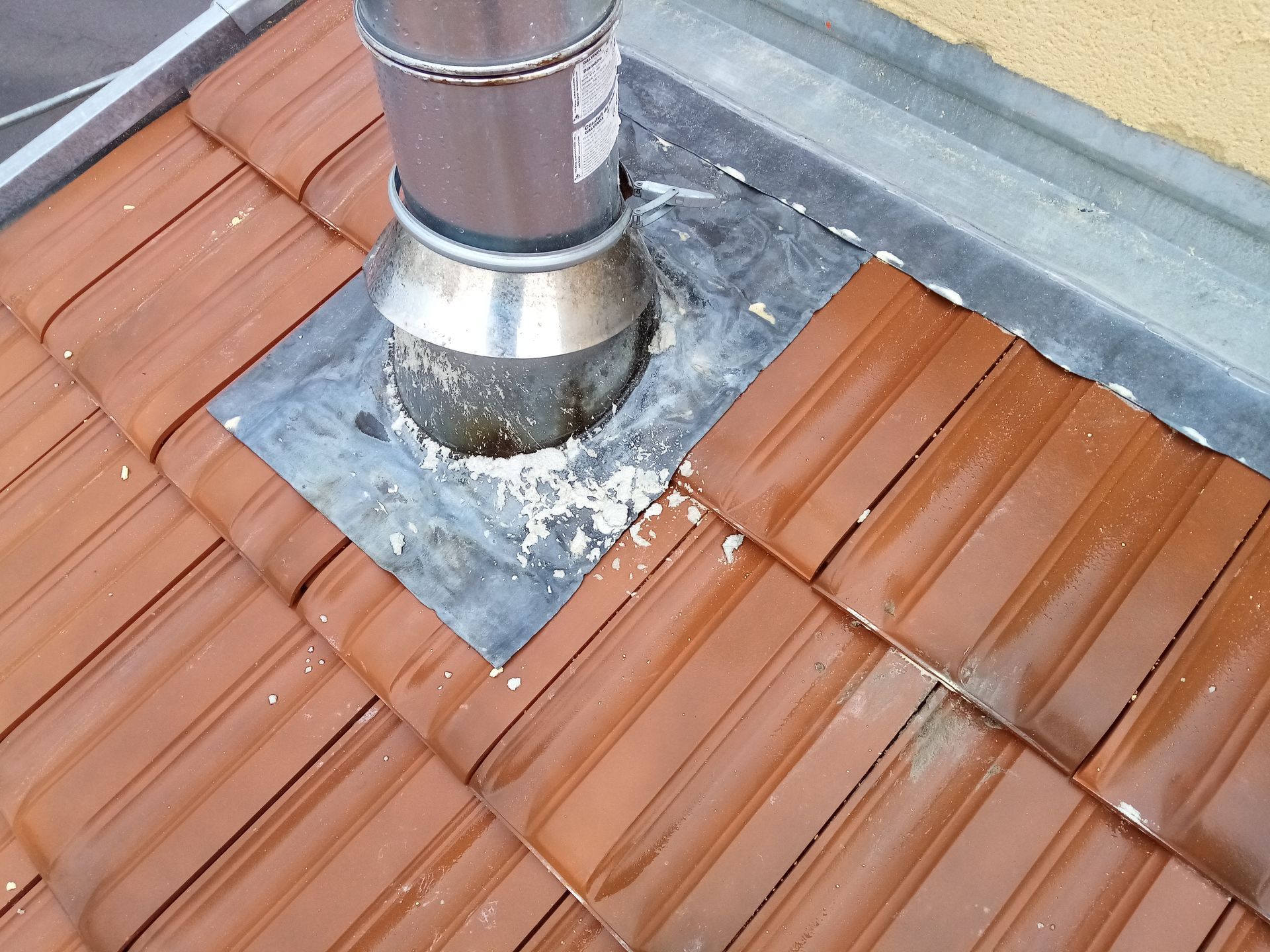 Gros plan sur un toit d'ardoises recouvert de plaques de mousse vert vif.