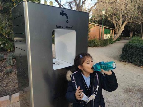 Quiosco exterior de agua potable con techo azul