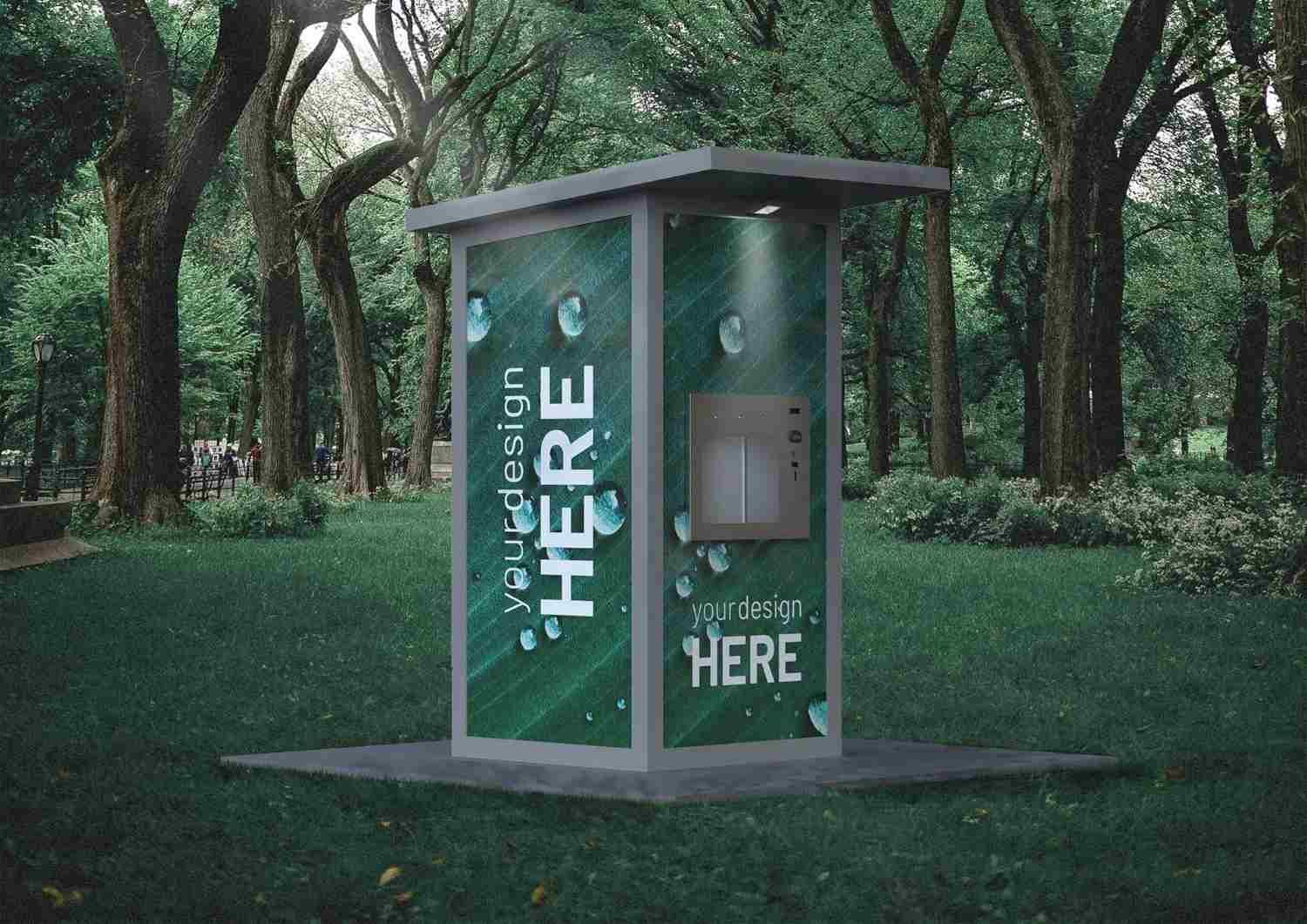 Cabina telefónica pública verde en un parque arbolado con letreros que dicen 