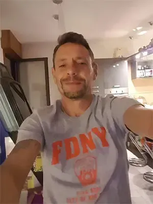 Hombre tomándose una selfie en