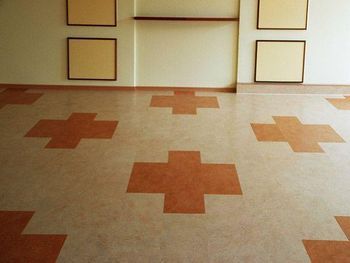 geschmackvoll eingerichteter Wohnbereich mit hellen Wänden, Couch, Sesseln, TV-Bereich und Essecke