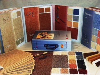 geschmackvoll eingerichteter Wohnbereich mit hellen Wänden, Couch, Sesseln, TV-Bereich und Essecke