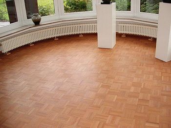 geschmackvoll eingerichteter Wohnbereich mit hellen Wänden, Couch, Sesseln, TV-Bereich und Essecke