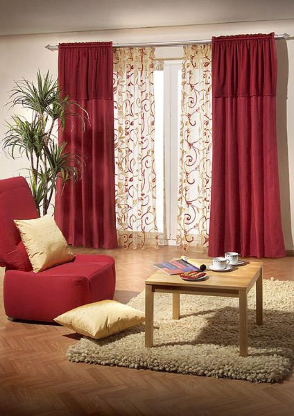 Esszimmer mit Tisch und Stühlen und gestreiften und gemusterten Gardinen