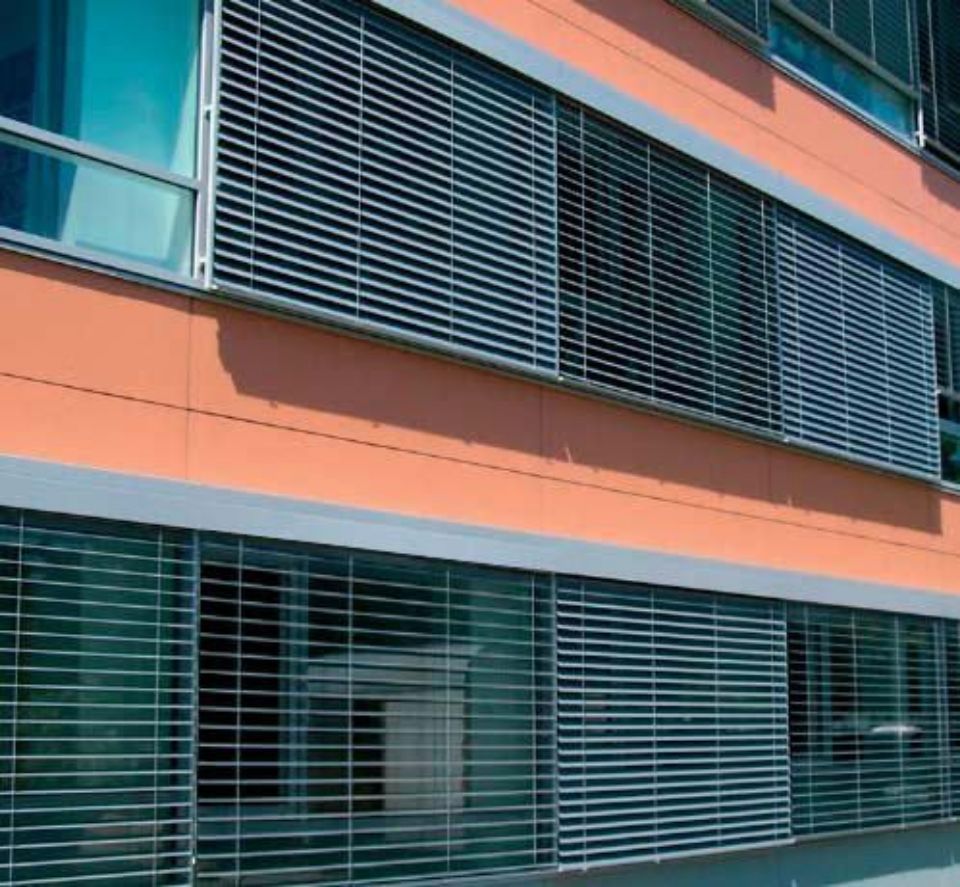 geschmackvoll eingerichteter Wohnbereich mit hellen Wänden, Couch, Sesseln, TV-Bereich und Essecke