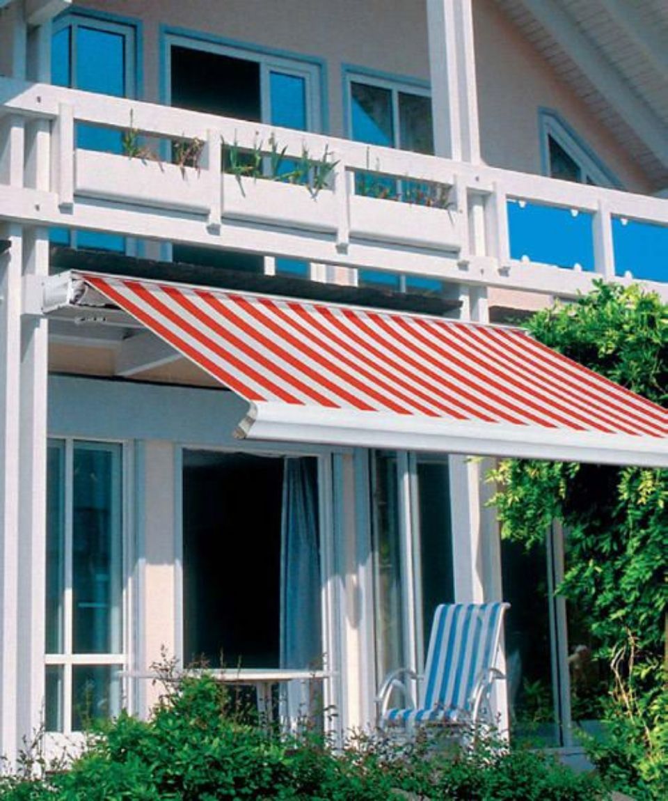 geschmackvoll eingerichteter Wohnbereich mit hellen Wänden, Couch, Sesseln, TV-Bereich und Essecke