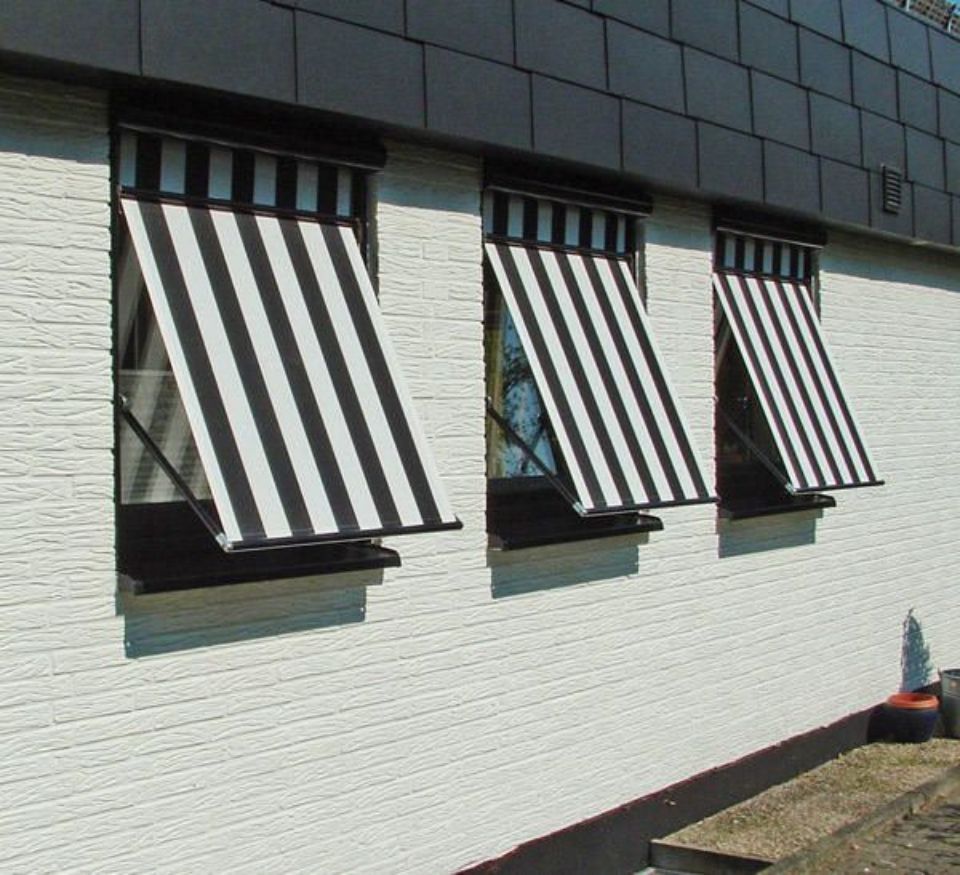 geschmackvoll eingerichteter Wohnbereich mit hellen Wänden, Couch, Sesseln, TV-Bereich und Essecke