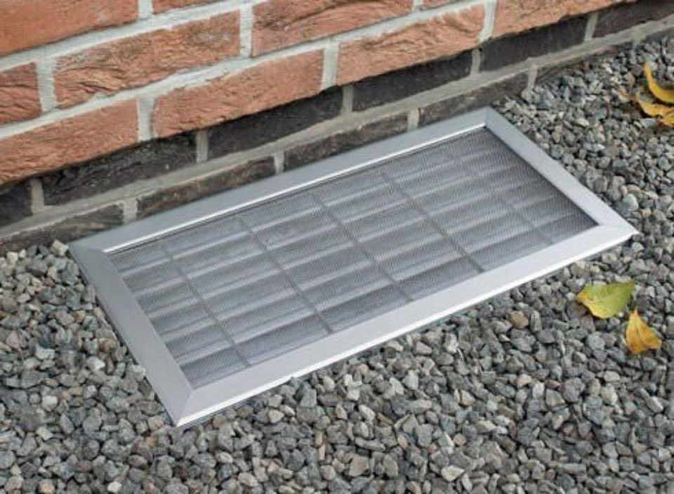 geschmackvoll eingerichteter Wohnbereich mit hellen Wänden, Couch, Sesseln, TV-Bereich und Essecke