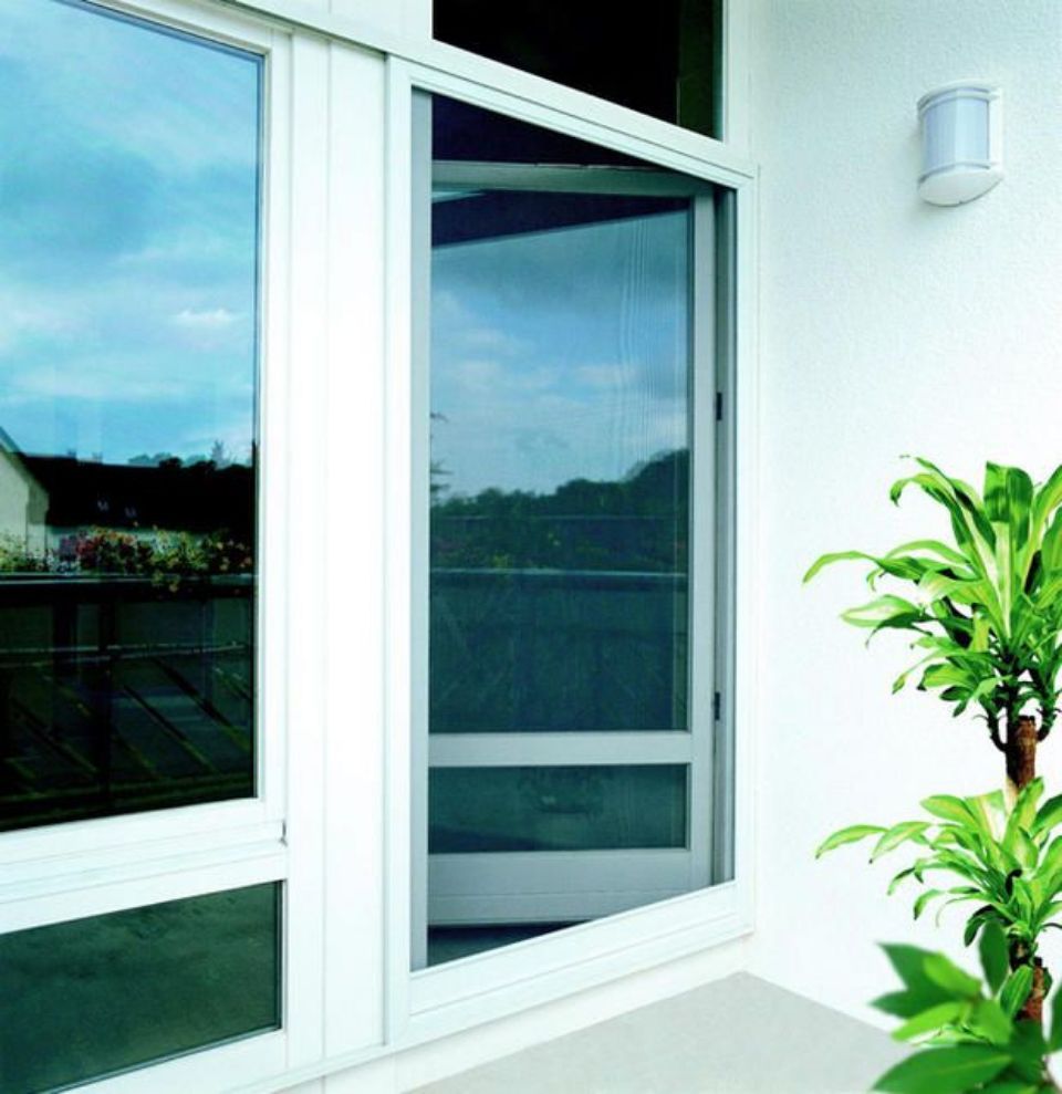 geschmackvoll eingerichteter Wohnbereich mit hellen Wänden, Couch, Sesseln, TV-Bereich und Essecke