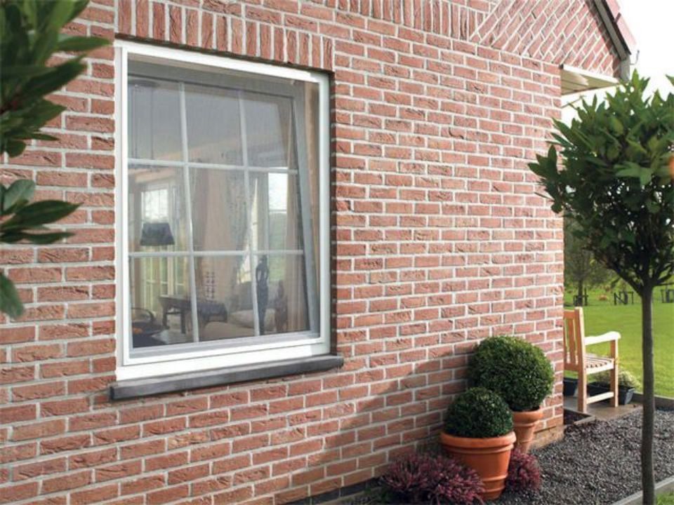 geschmackvoll eingerichteter Wohnbereich mit hellen Wänden, Couch, Sesseln, TV-Bereich und Essecke