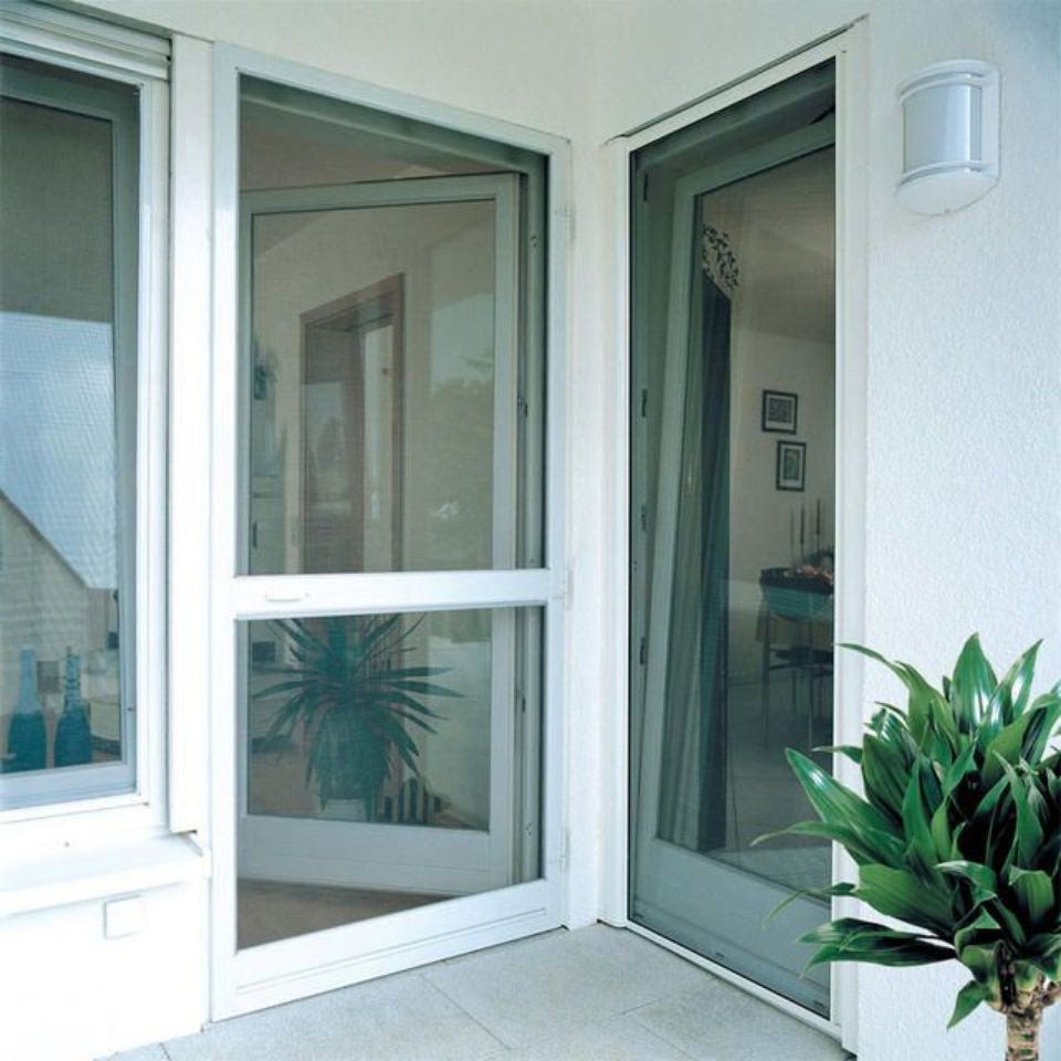 geschmackvoll eingerichteter Wohnbereich mit hellen Wänden, Couch, Sesseln, TV-Bereich und Essecke