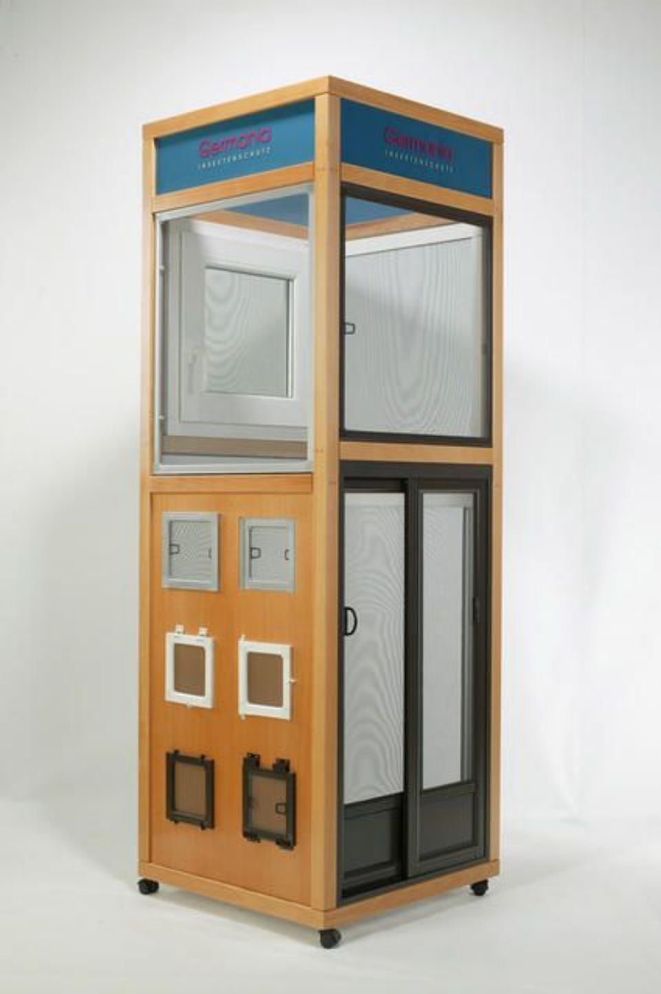 geschmackvoll eingerichteter Wohnbereich mit hellen Wänden, Couch, Sesseln, TV-Bereich und Essecke