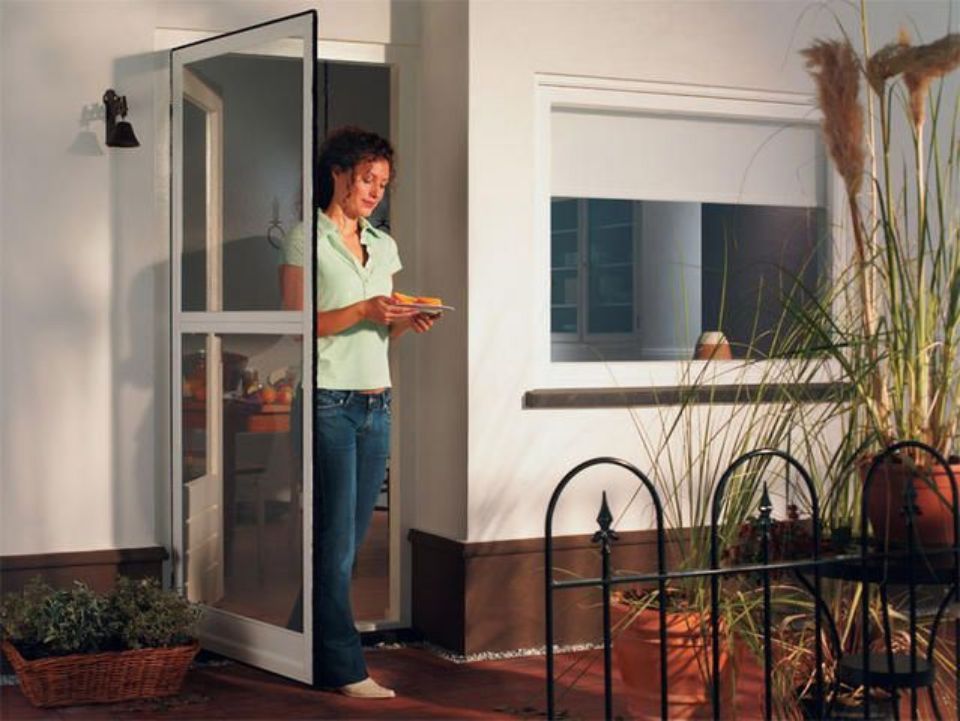 geschmackvoll eingerichteter Wohnbereich mit hellen Wänden, Couch, Sesseln, TV-Bereich und Essecke