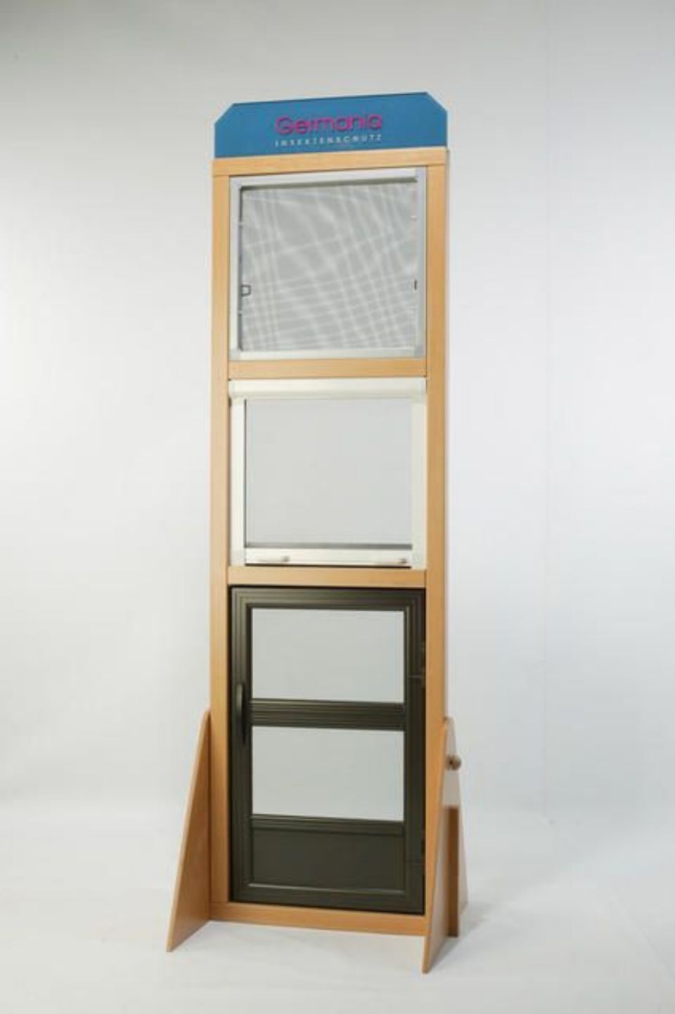 geschmackvoll eingerichteter Wohnbereich mit hellen Wänden, Couch, Sesseln, TV-Bereich und Essecke