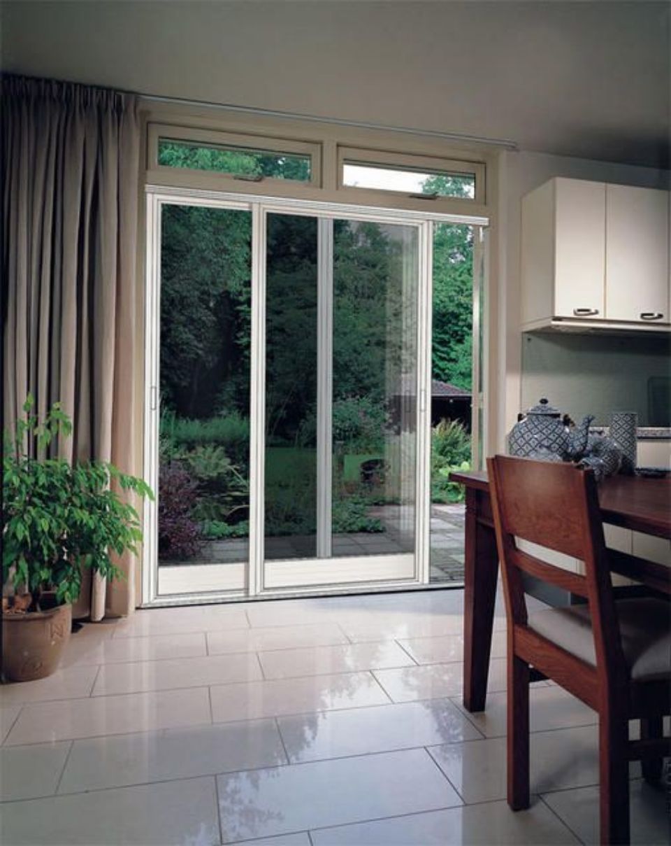 geschmackvoll eingerichteter Wohnbereich mit hellen Wänden, Couch, Sesseln, TV-Bereich und Essecke